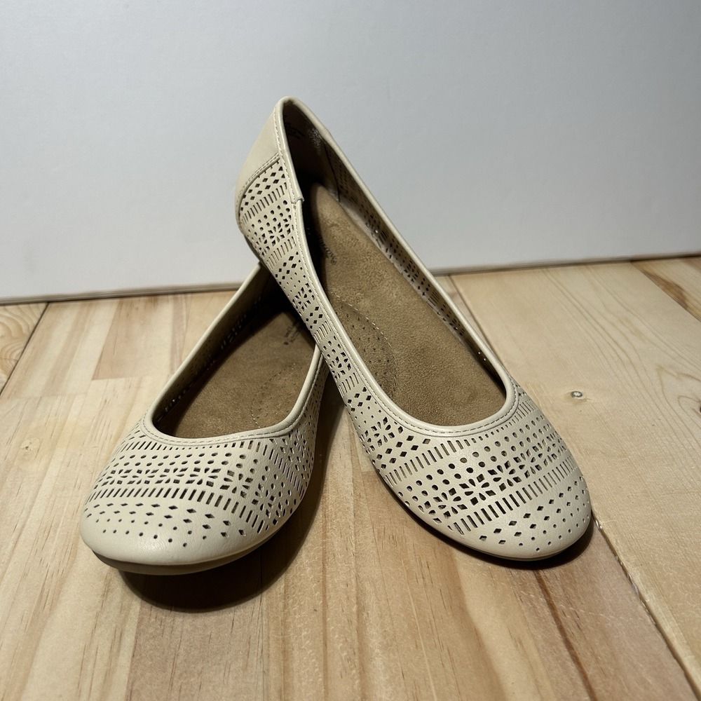 Croft & Barrow Womens 7.5 M Perforated Ballet Flats Off White Faux Leather Shoes